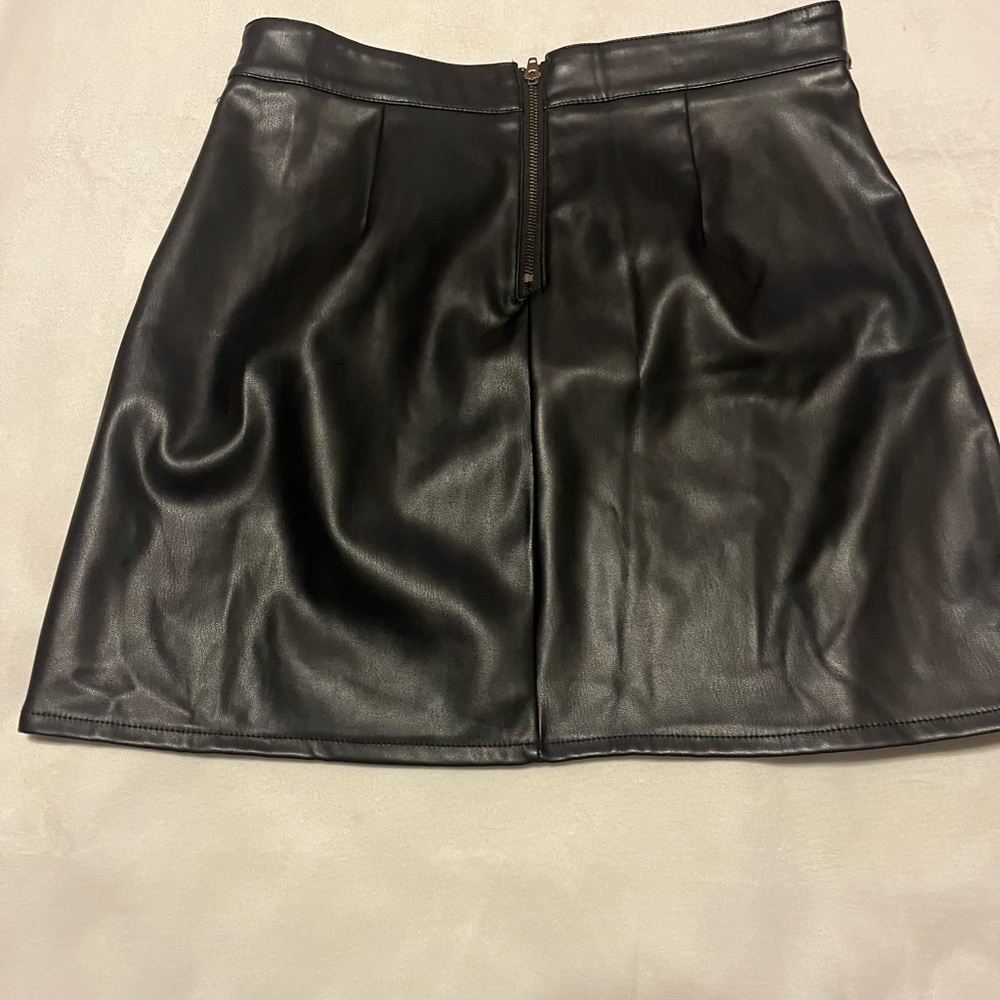 Kendall+Kylie Black Faux Leather Mini Skirt Size S Front Slit Trendy Edgy Chic - Picture 4 of 6